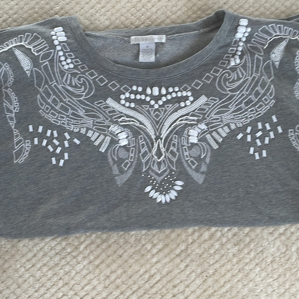 Embroidered sweater. - Picture 4 of 5